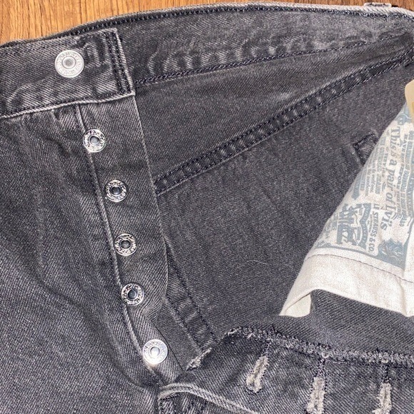 Levi's 501 Women's Black Denim Cutoff Shorts – Size 32 Red Tab Button Fly - Picture 6 of 8